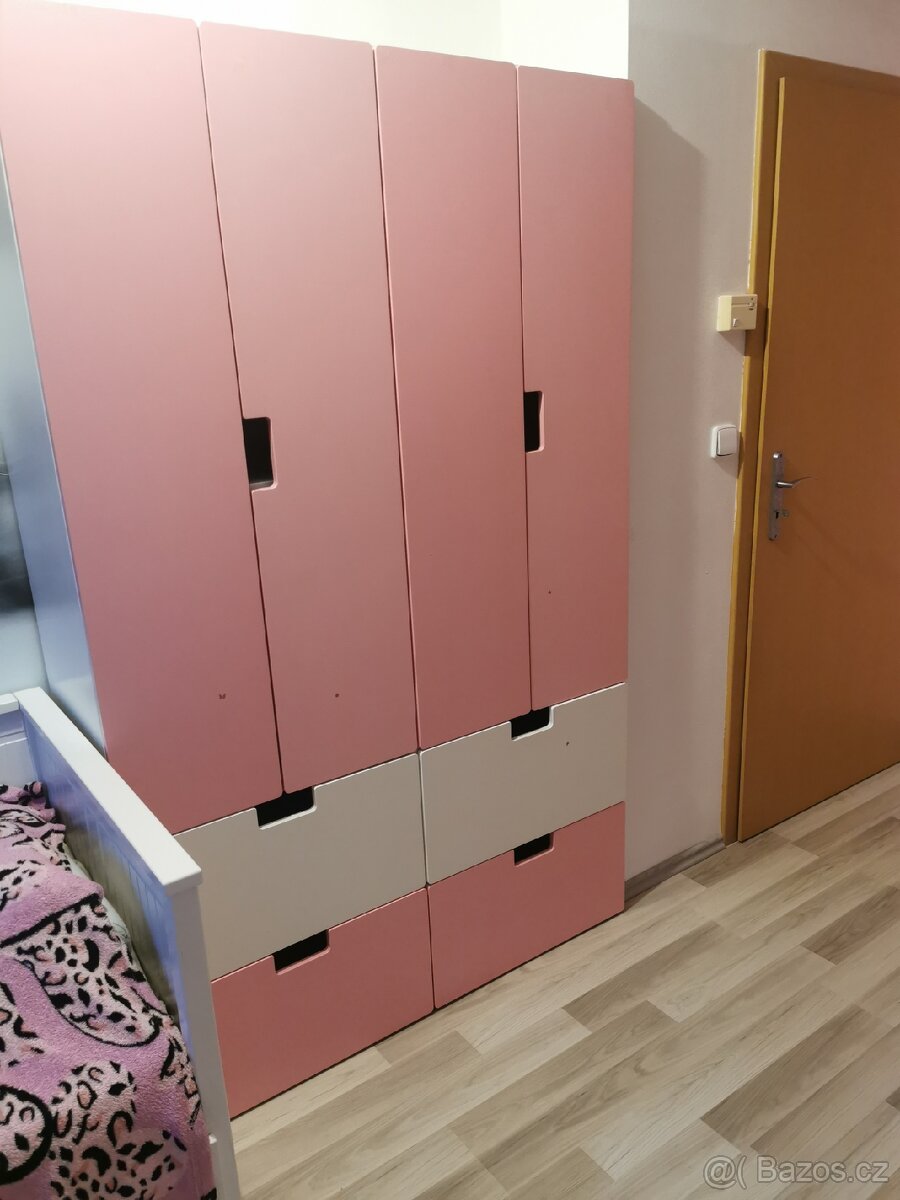 Dětský nábytek v růžové a bílé barvě.