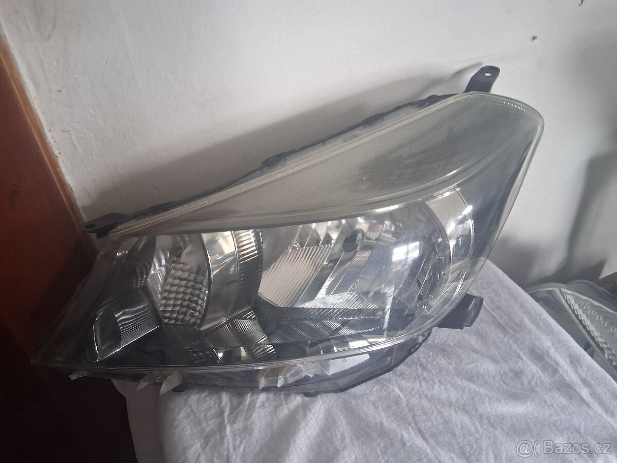 Toyota yaris predni svetlo