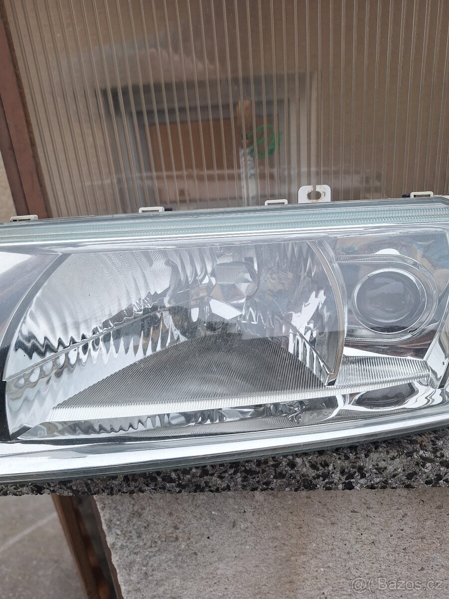 Levé přední světlo oct 1