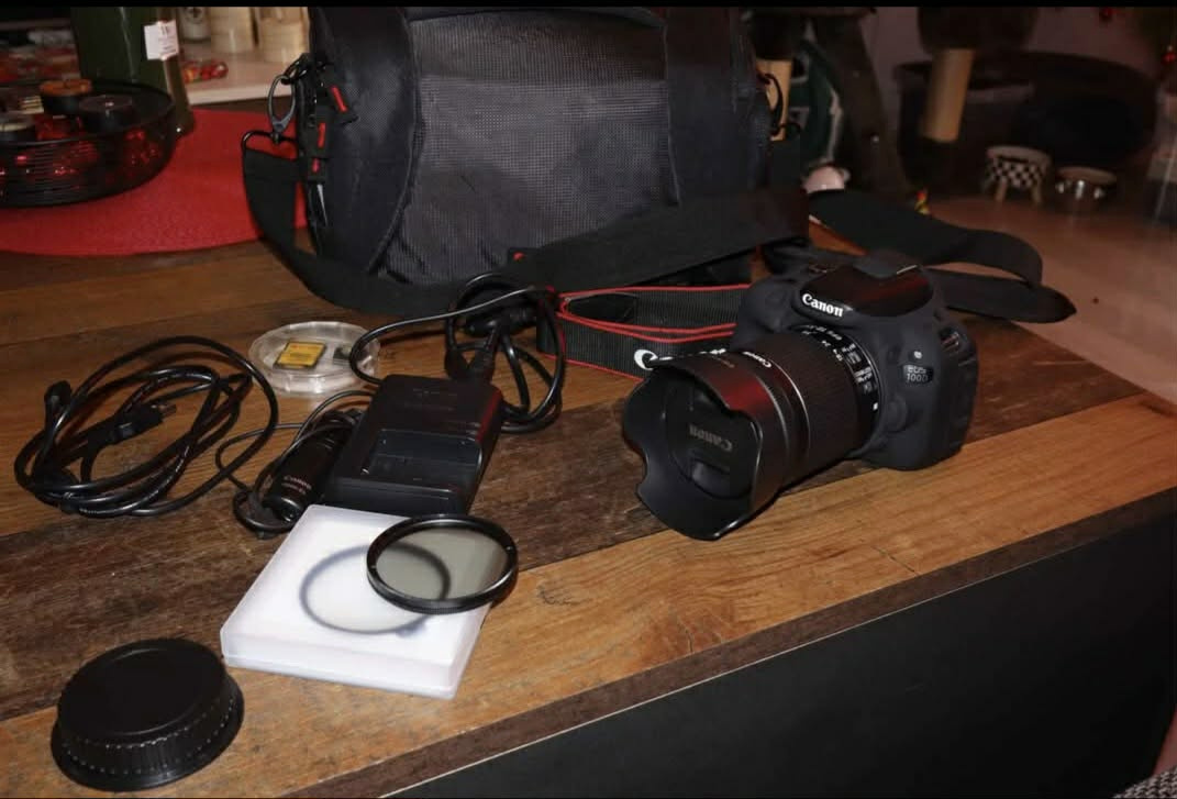 Canon EOS 100D + EF-S 18-55 IS STM
