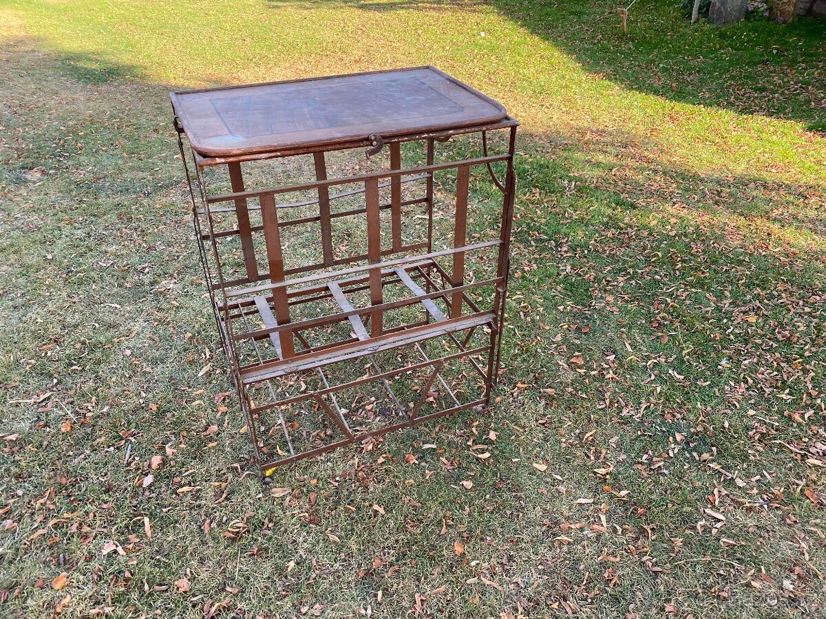 postel stará postel starožitná postel starý nábytek