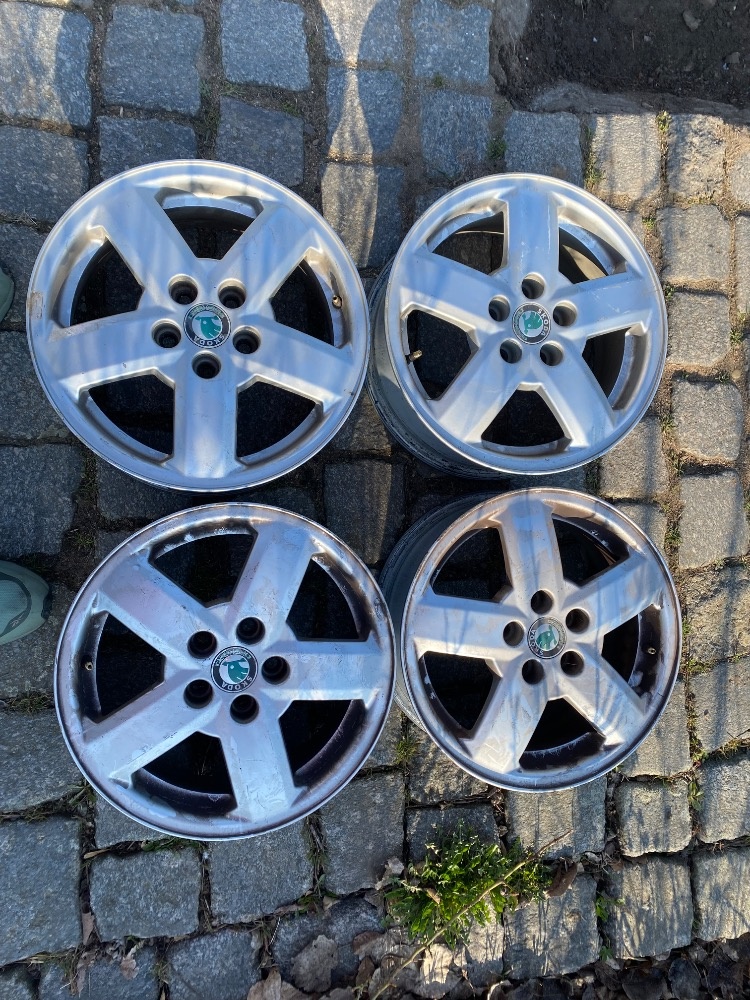 kola Škoda octavia I.