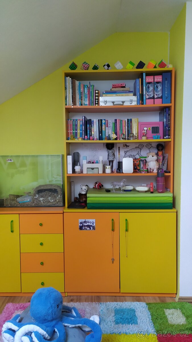 Skříně (lžutá, oranžová) s knihovnou do pokoje