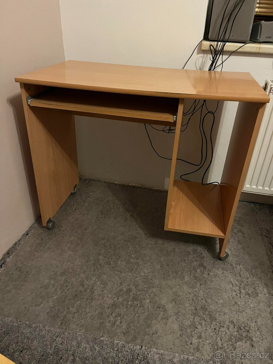 PC stůl s vyjížděcím mechanismem