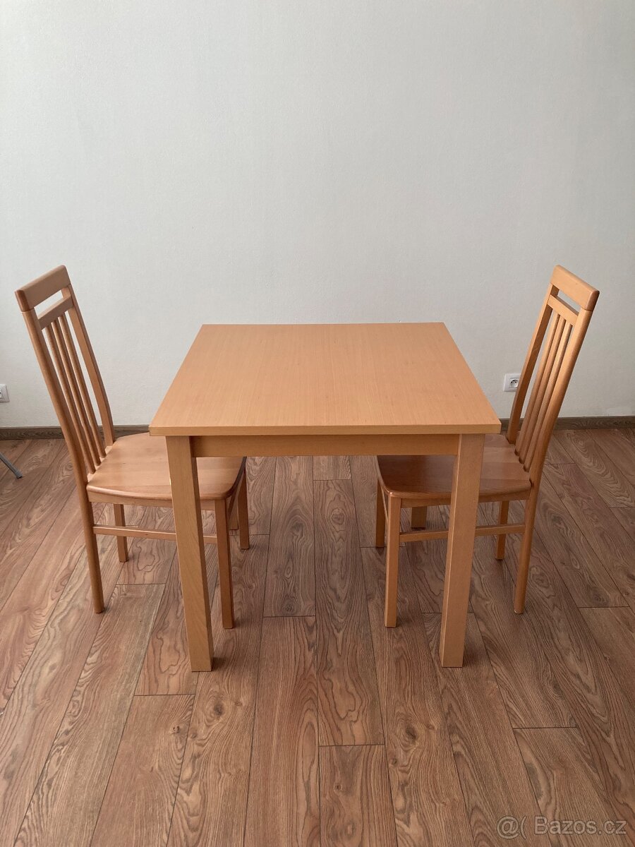 Dřevěný jídelní stůl 80x80 a dvě židle