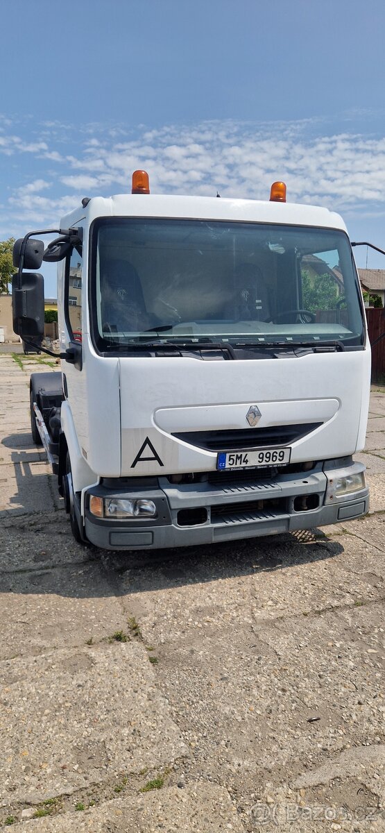 Hákový nosič kontejnerů s hydraulickou rukou