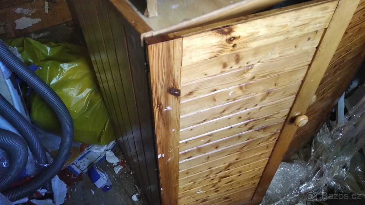 Dřevěná masivní skříň do dílny