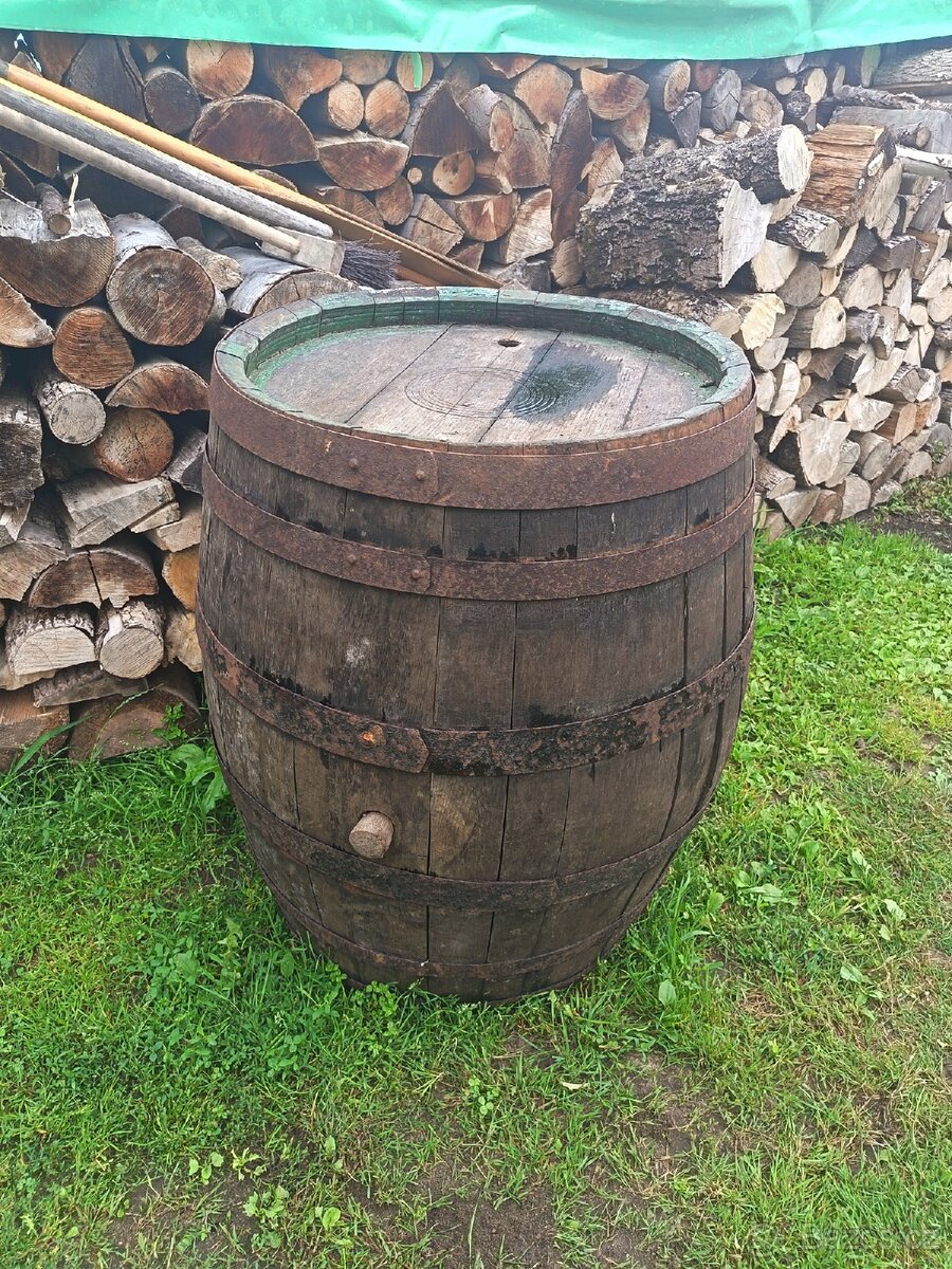 Starý dubový sud