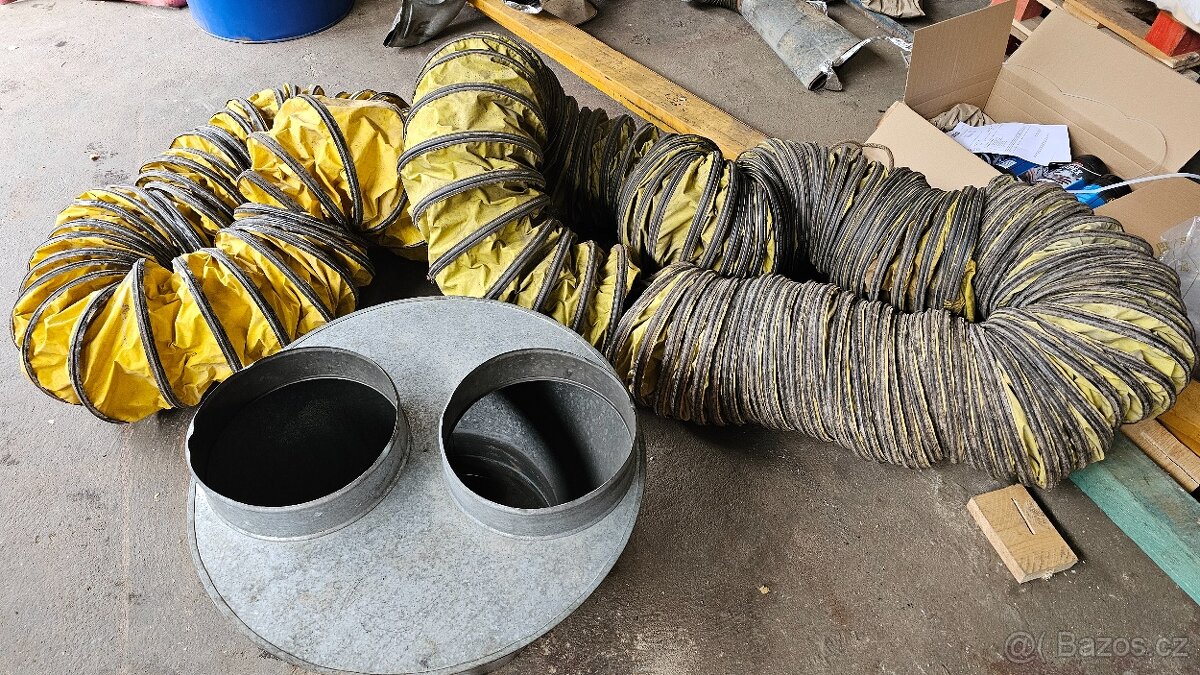 Rozdělovač vzduchotechniky s horkovzdušnými hadicemi