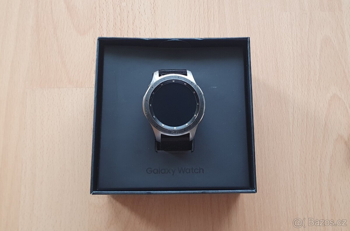 Samsung Galaxy Watch, pěkný stav, včetně bezdrátové nabíječk