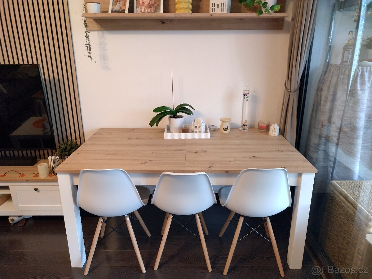 Rozkládací jídelní stůl