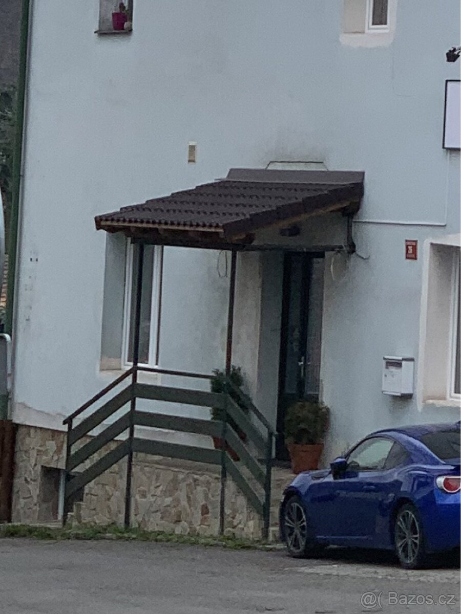 Tašky že stříšky nad vchodem