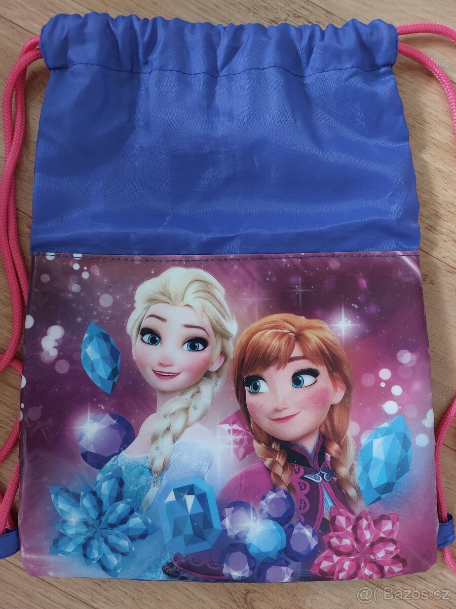 Mix: Frozen batoh, čepice, plavková sukýnka zdarma