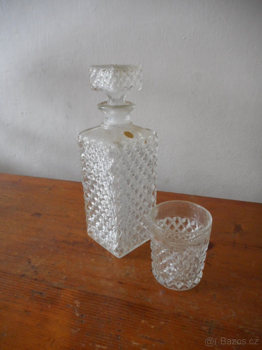 Dóza na likér se skleničkou