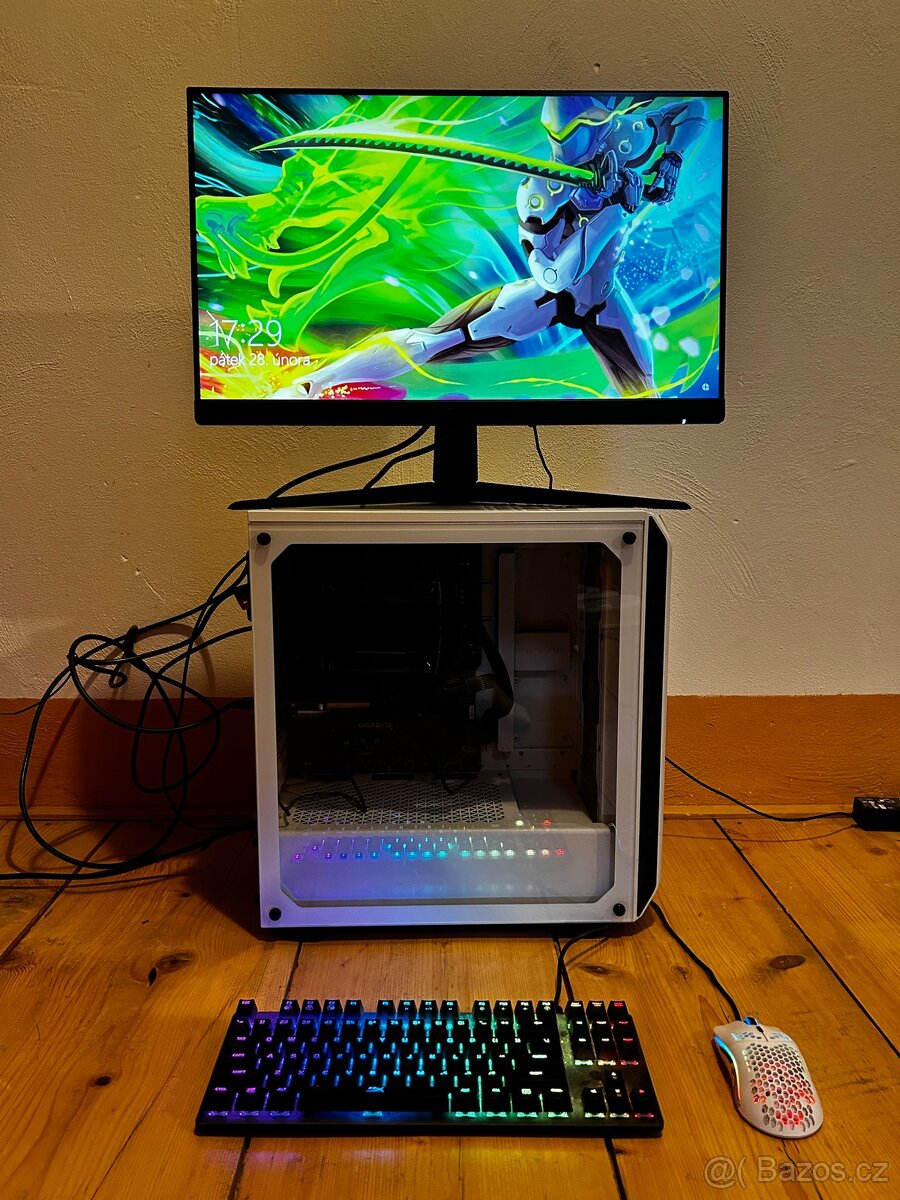 PC s monitorem, sluchátky, klávesnicí a myší