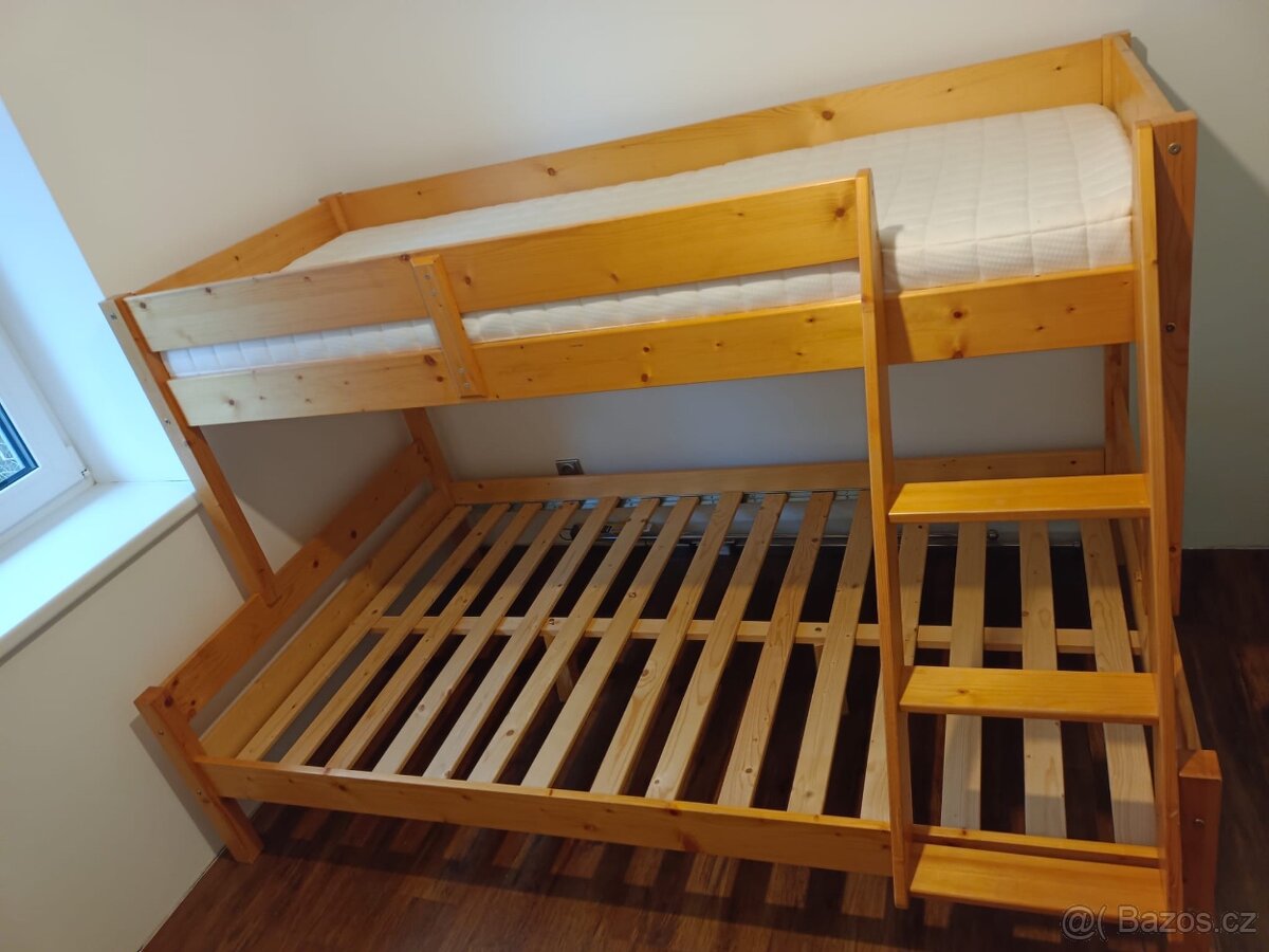 Dvoupatrová dřevěná postel