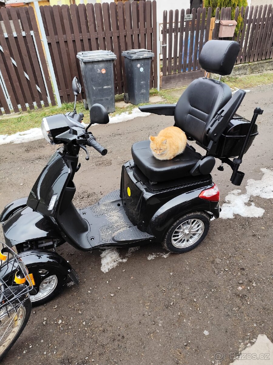 Zánovní elektrický vozík pro invalidy a nemohoucí