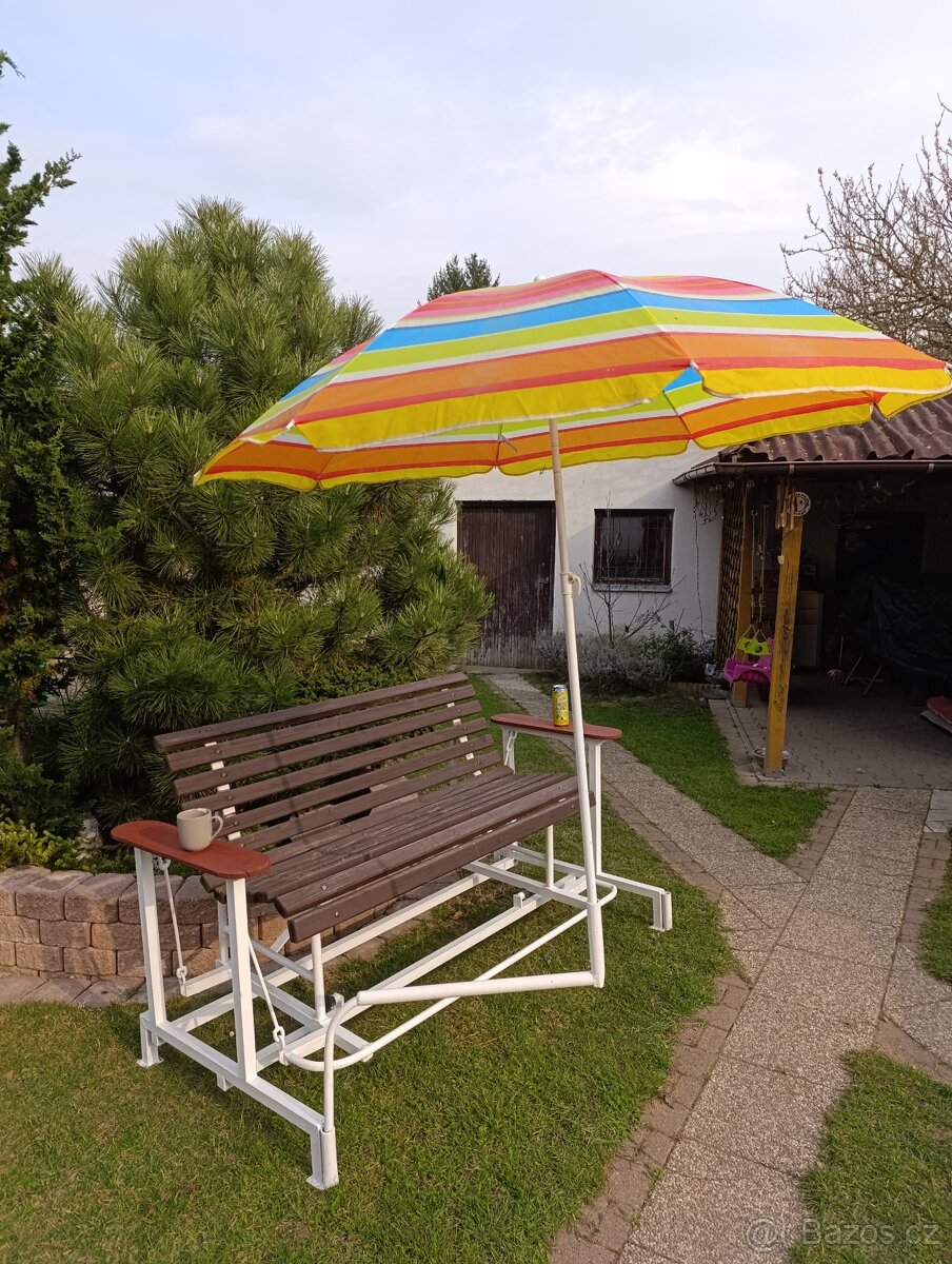 Relaxační venkovní lavice
