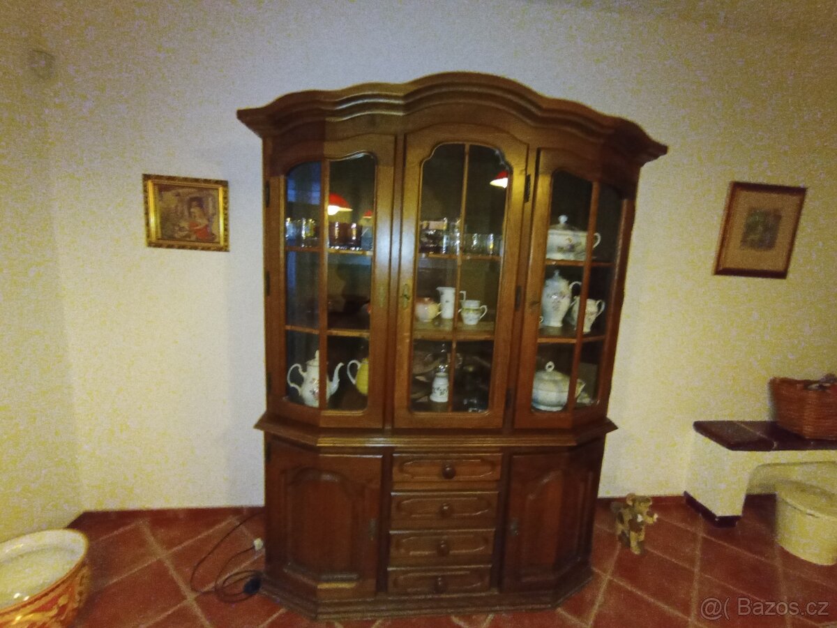 Prodám krásnou zachovalou skříň.
