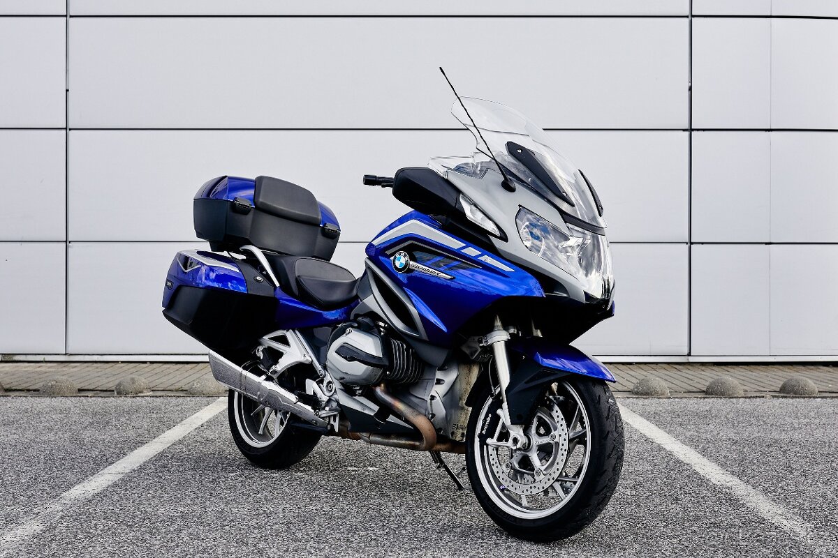 BMW R1200RT 2016 v barvě San Marino modrá metalíza, v plné v