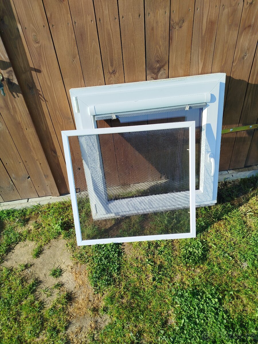 Bílé plastové okno 88x88 cm
