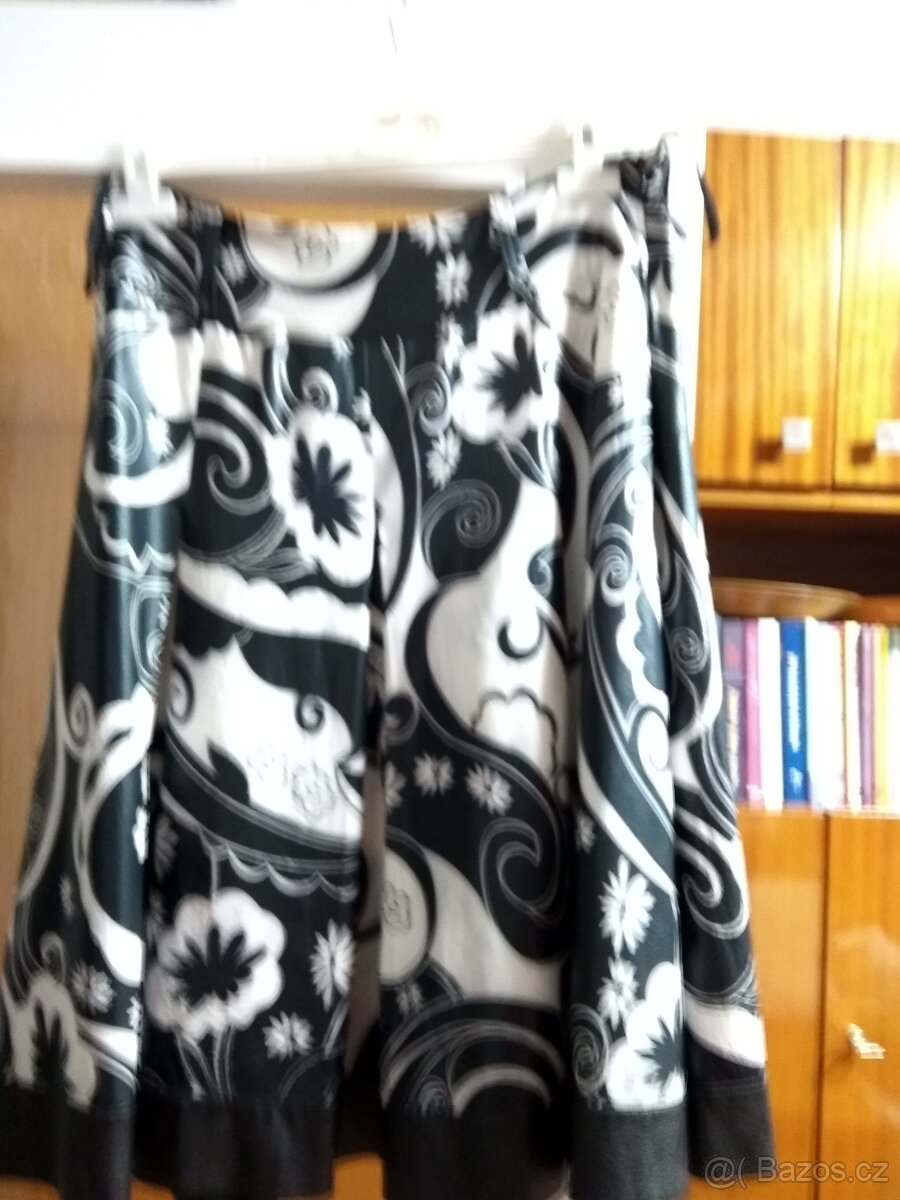 čertnobílá sukně nad kolena skládaná