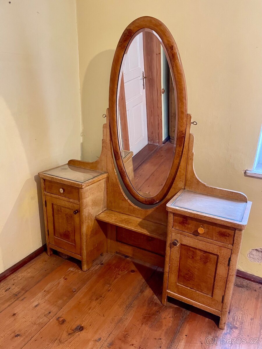 Starožitný toaletní stolek k renovaci