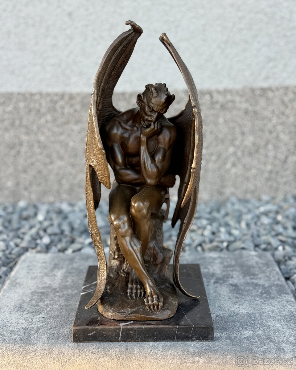 Bronzová socha Zadumaný Satan temná mystická figurka luxusní