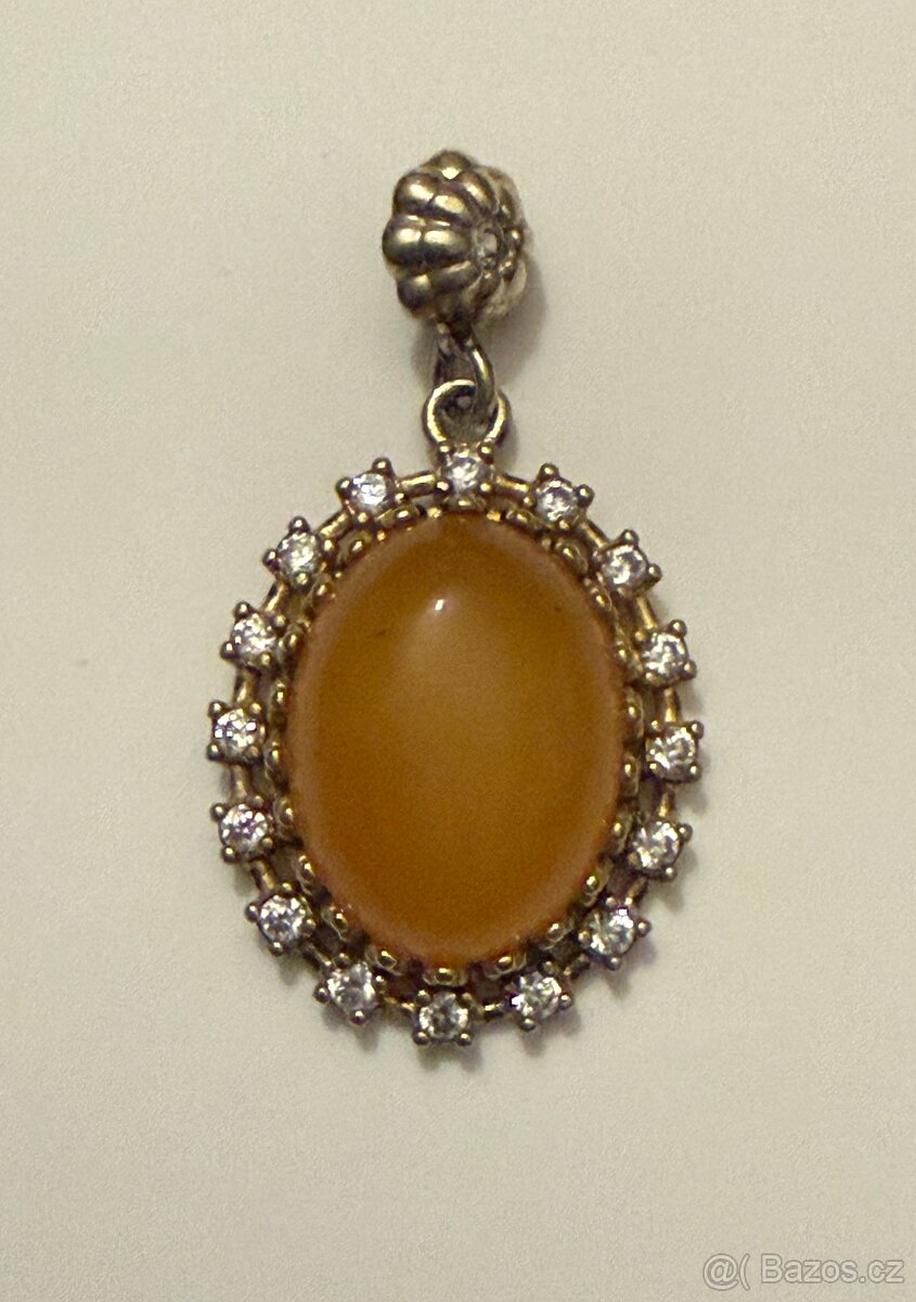 Stříbrný přívěšek baltský jantar s kameny