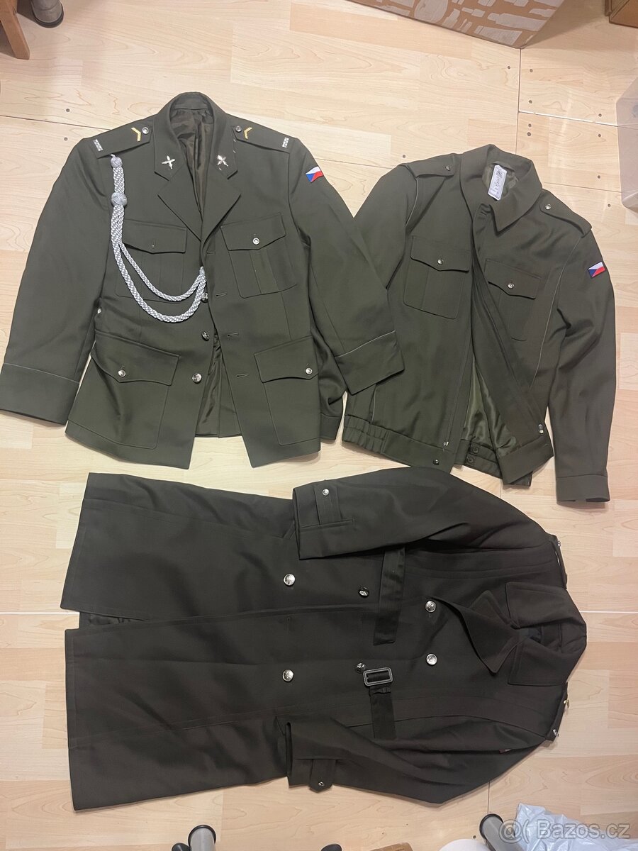 Vojenské věci - boty, oblečení, pokrývky hlavy...