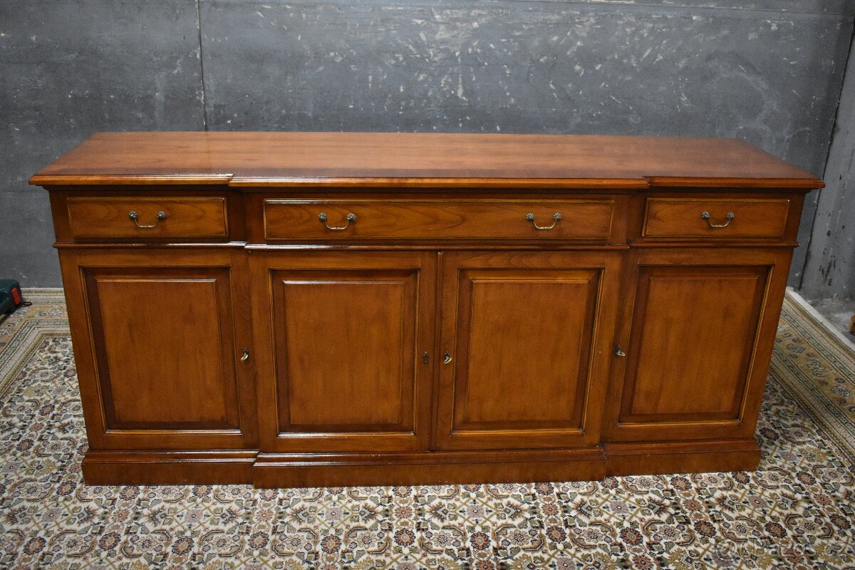 Komoda čtyřdveřová