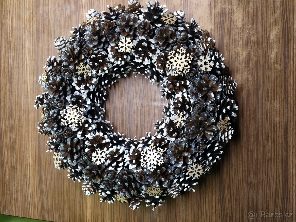 Vánoční věnec ze šišek