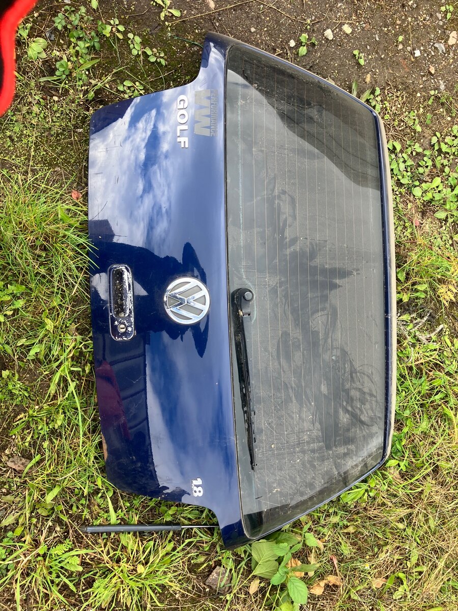 Golf 4 dveře kufru