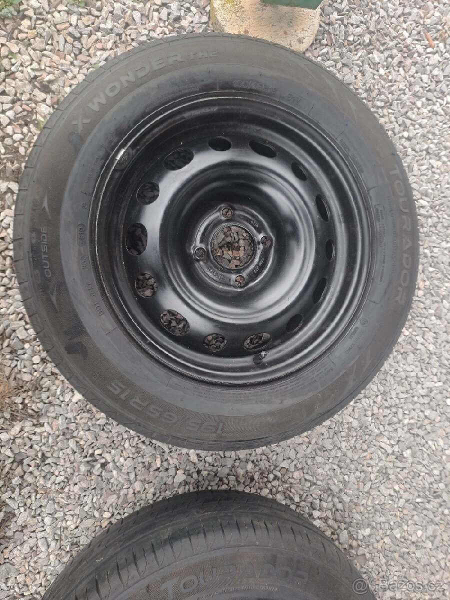 Letní pneumatiky i s ráfky, zachovalé, používané na Peugeot