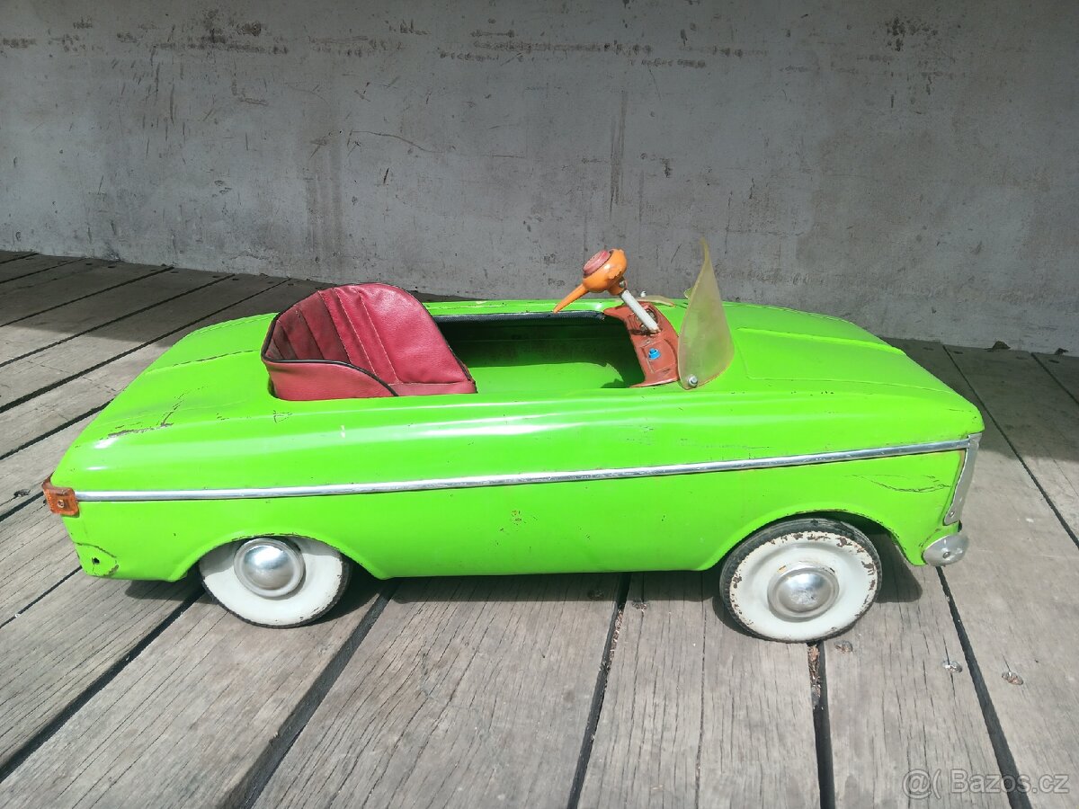 Staré šlapací auto Moskvic, cenu nabidnete