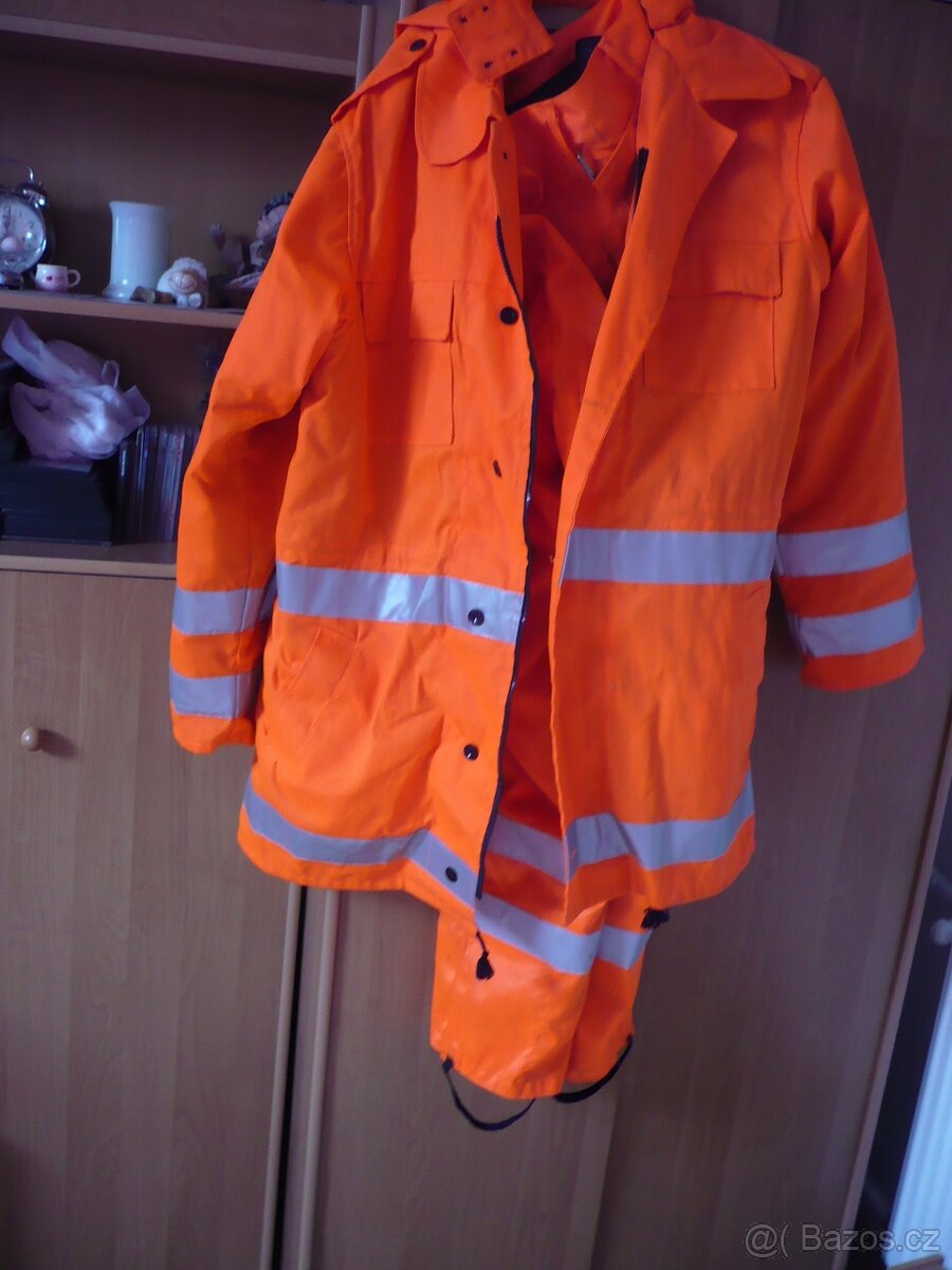zateplený výstražní oblek