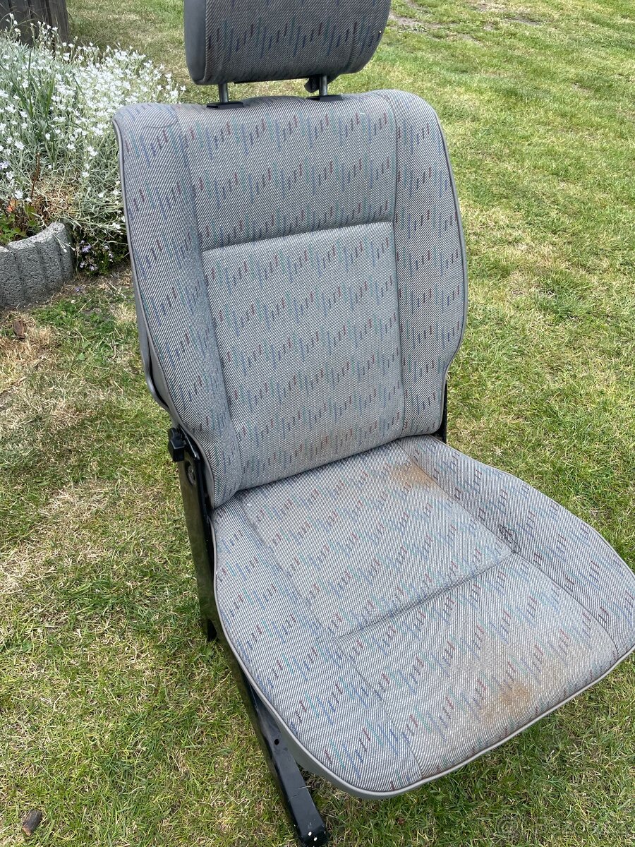 Sklápěcí sedadlo VW T4 druhá řada
