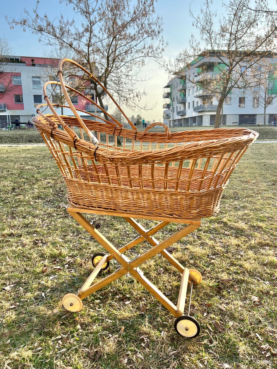 Proutěný kočárek v životní velikosti