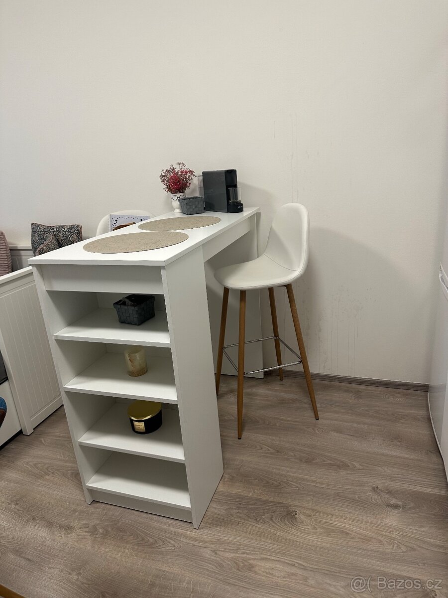 barový stůl se židlemi