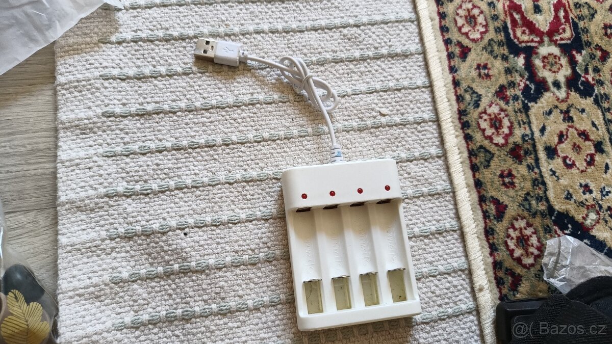 Nabijecka baterii, USB, 4x AA / AAA