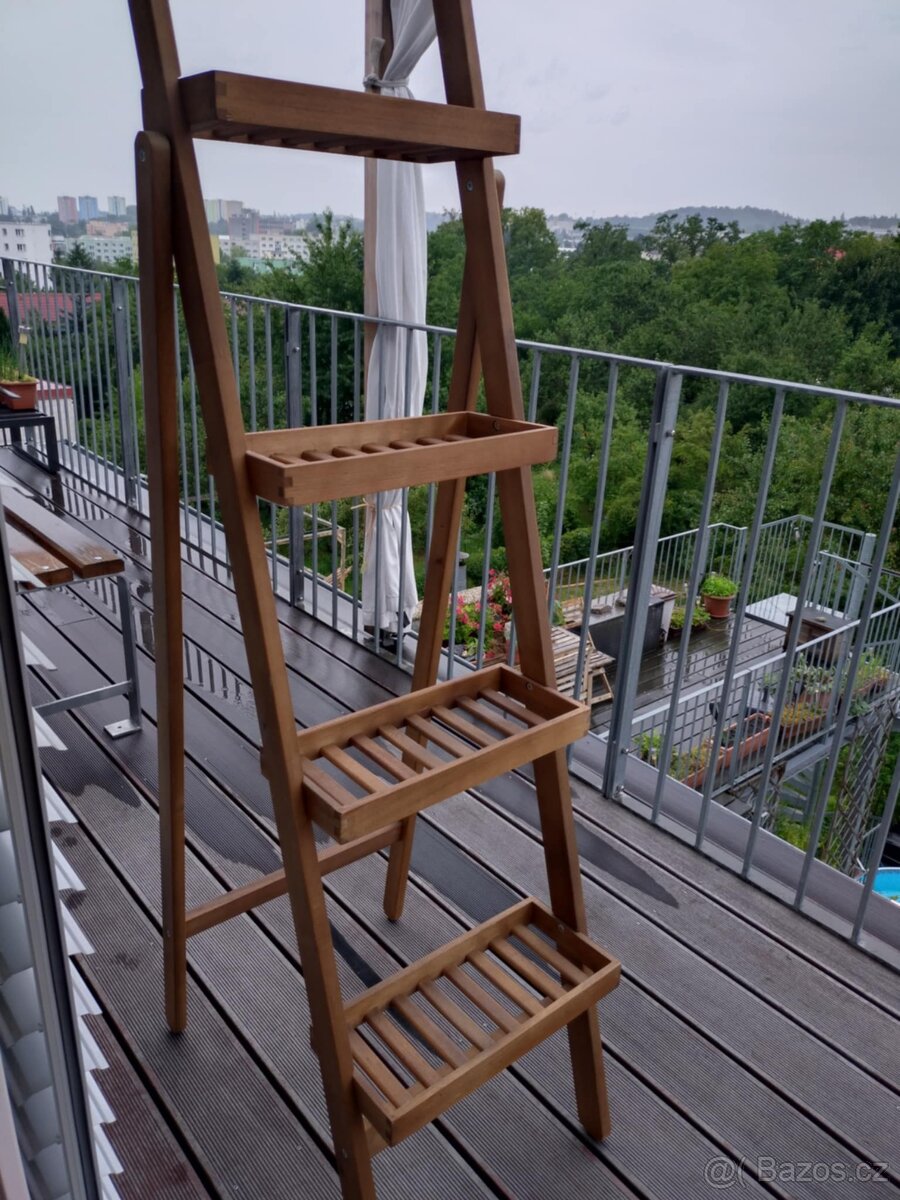 Dřevěný stojan na květiny