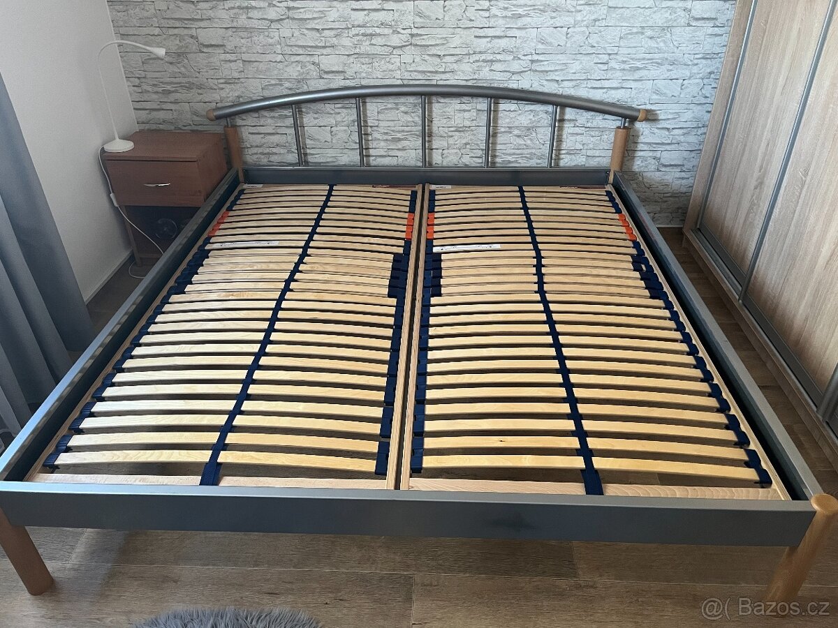 Manželská postel 209 x 188 cm