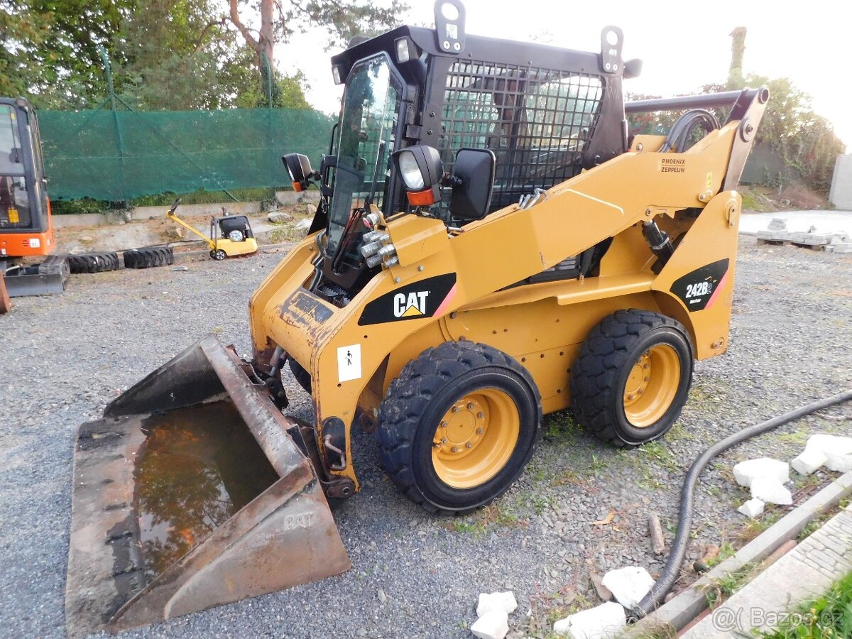 Smykový nakladač CAT 242 B