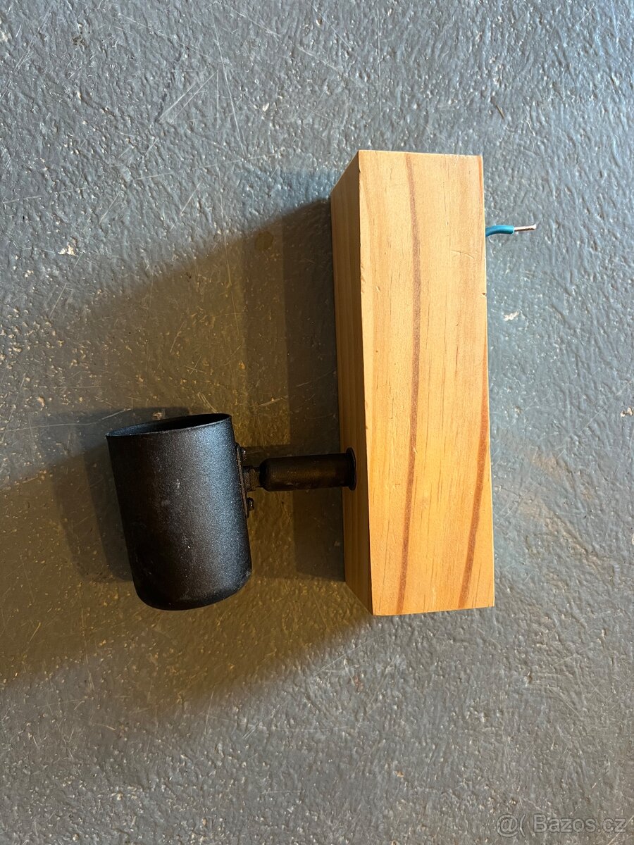 Světla na trojí žárovku nebo jednu žárovk