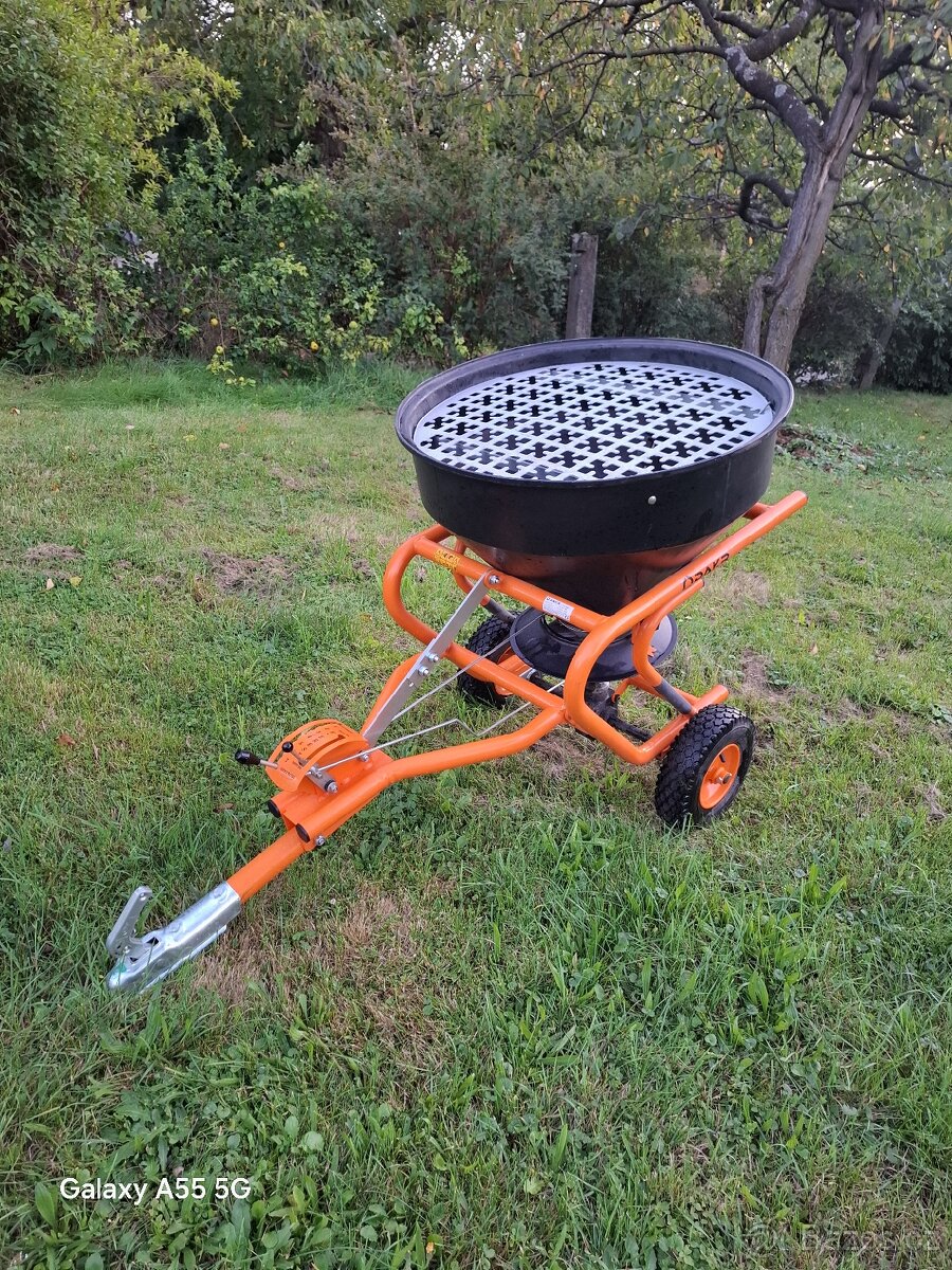 Tažené rozmetadlo soli, písku a hnojiv DAKR