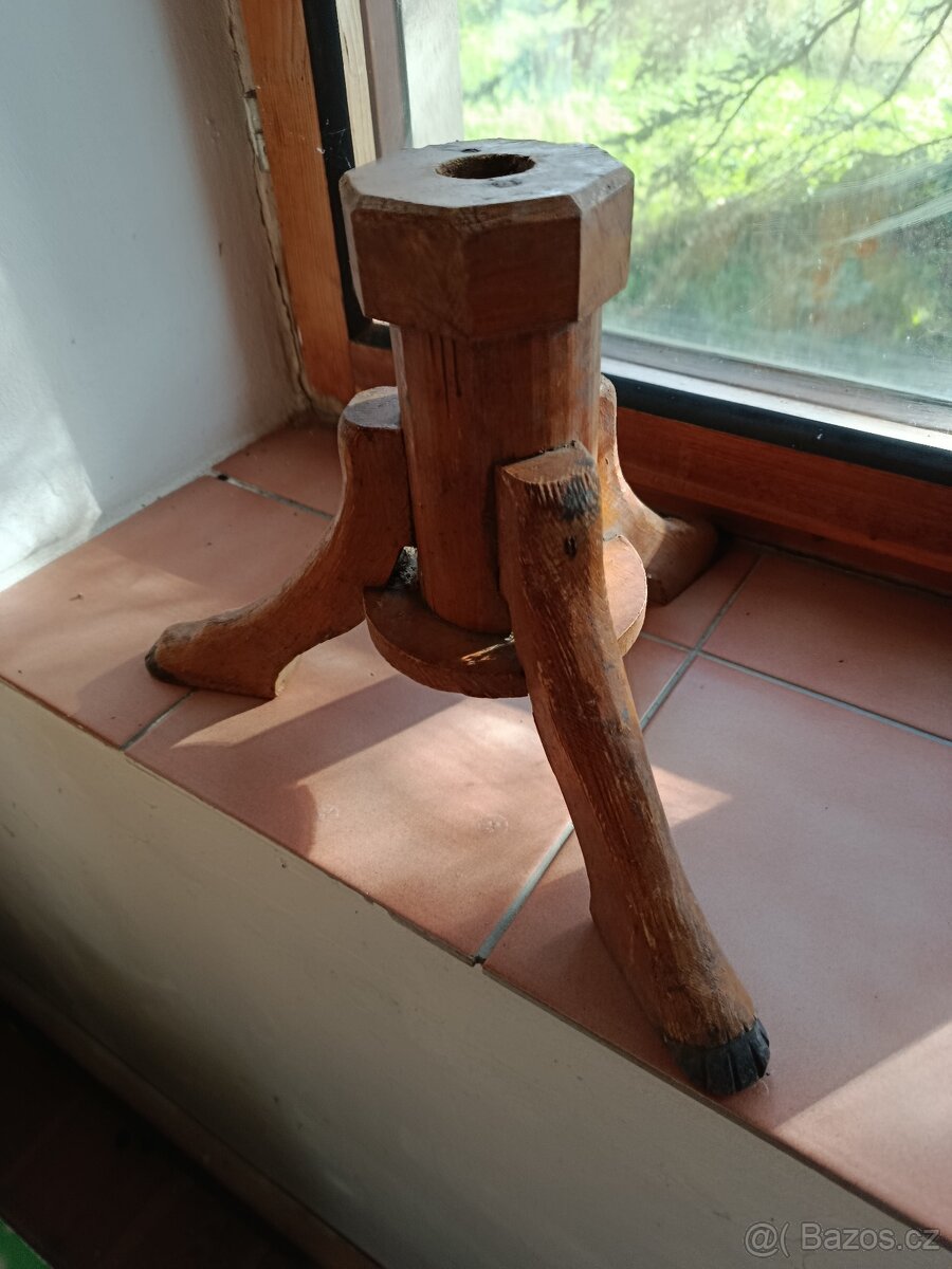 Dřevěný stojánek na vánoční stromek