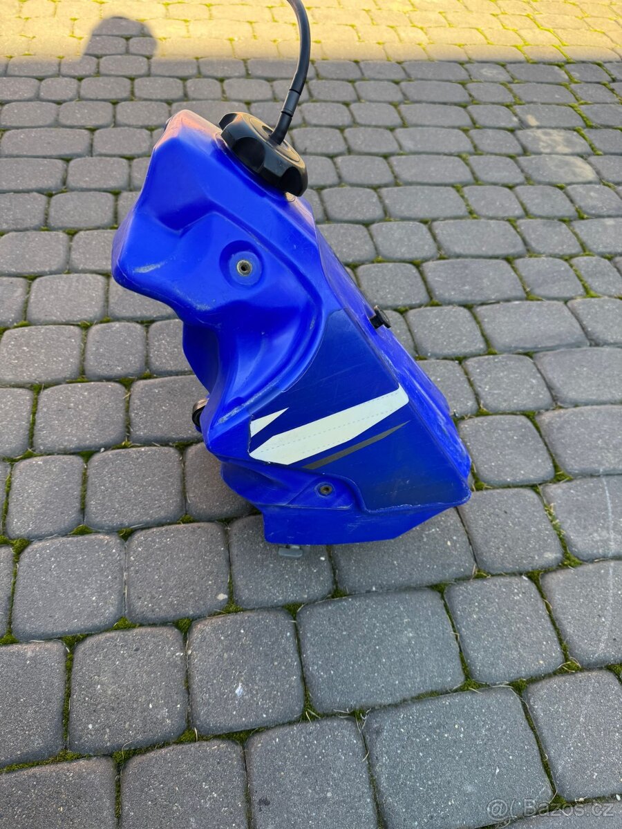 Palivová nádrž s kohoutkem Yamaha YZ 125 250  r 02-04
