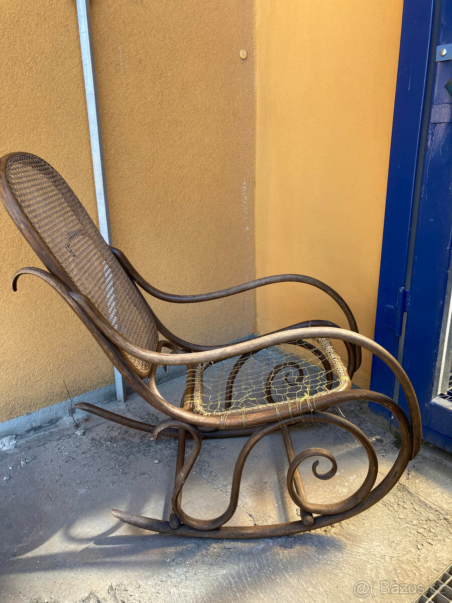 Houpací křeslo staré k resturování za 500 kč