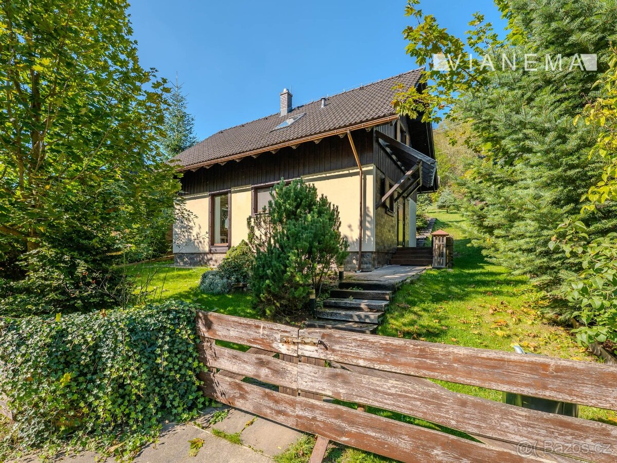 POUZE U NÁS Výjimečný rodinný dům, pozemek 973 m2, Makov