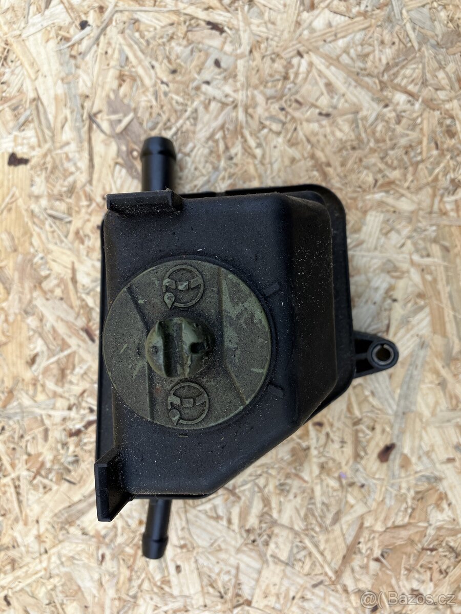 Díly Škoda octavia 1 - Nádržka serva